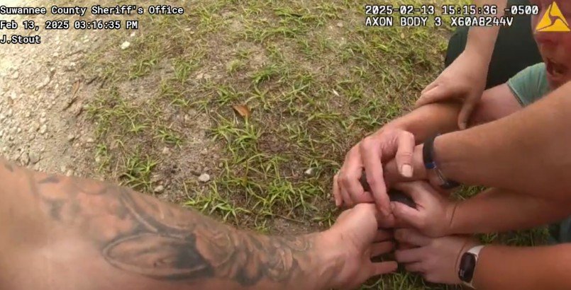 Suwannee Deputies Wrestle Gun from Armed Suspect