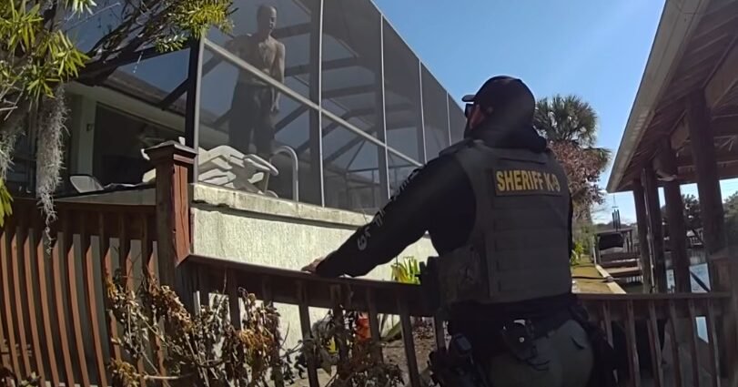 deputy-trying-to-help-crisis