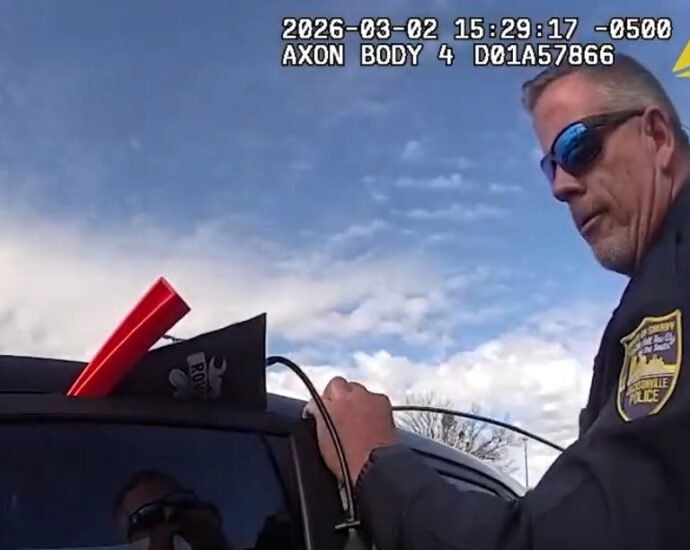 officer-opens-car-child-inside