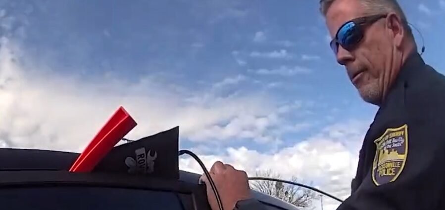 officer-opens-car-child-inside